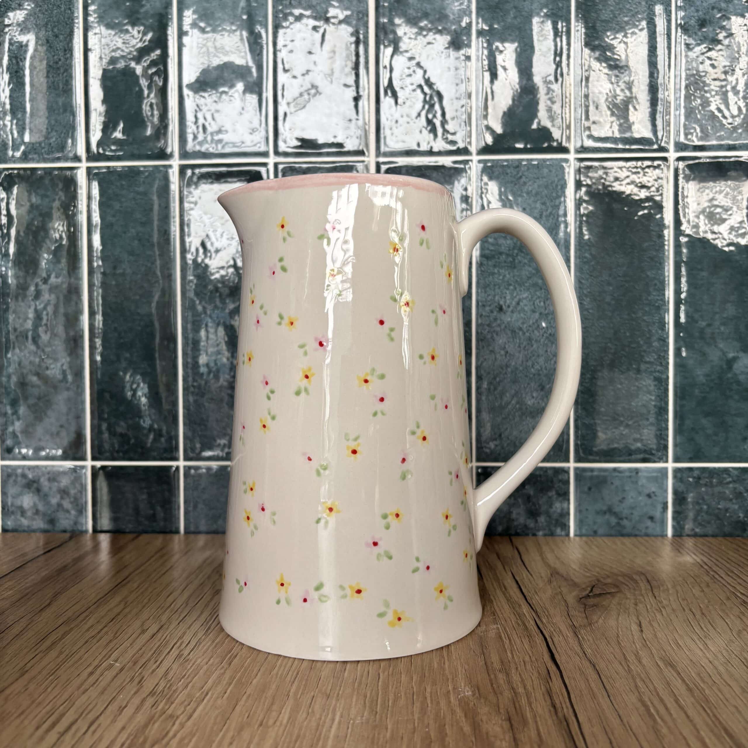 pichet décoré lors d'un atelier de peinture sur céramique au céramilatte